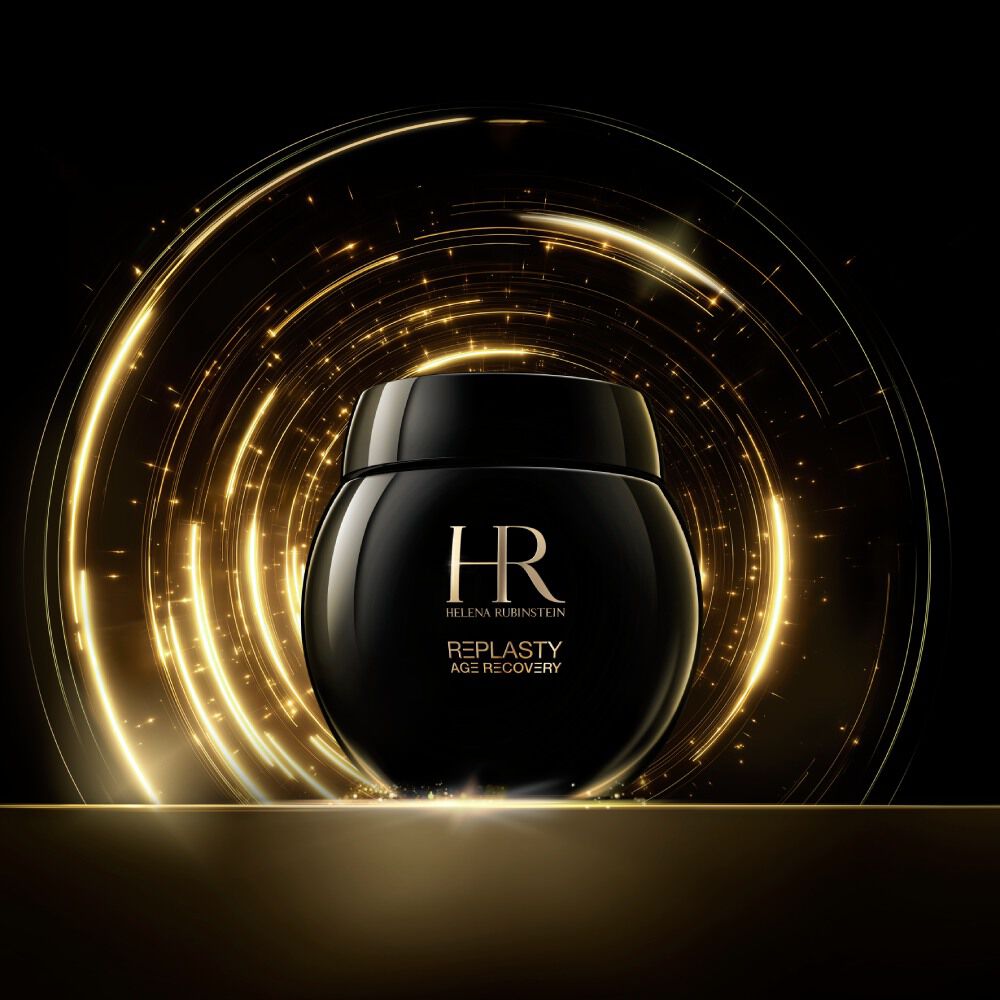 Un pot unique de creme Helena Rubinstein Re-Plasty Age Recovery noir, mis en valeur par des trainees de lumiere doree sur un fond sombre.