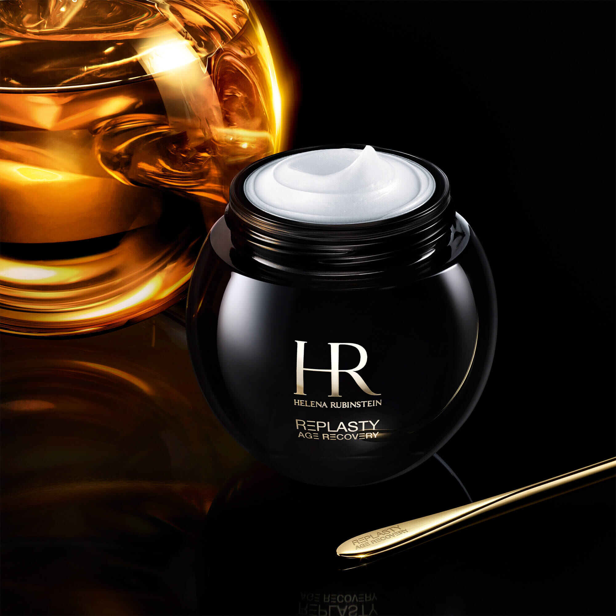 Pot ouvert de la creme Helena Rubinstein Replasty Age Recovery Night 30PX avec une molecule doree sur fond noir