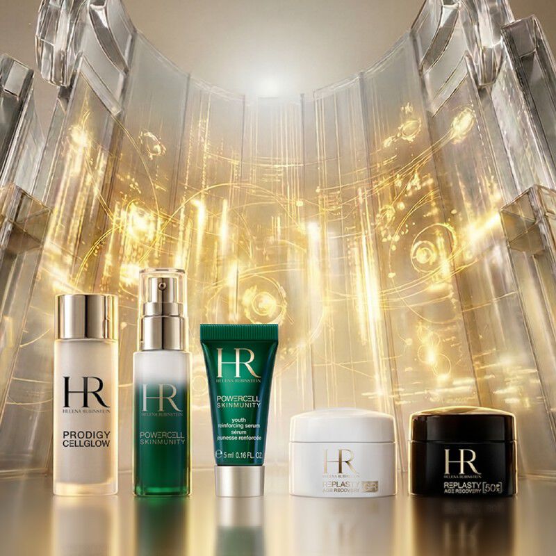 Coffret Helena Rubinstein et trousse blanche sous une glycine.​