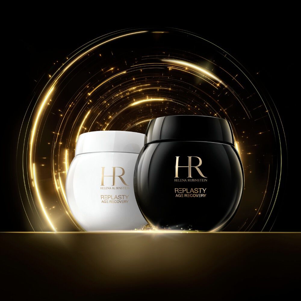 Cremes Helena Rubinstein Re-Plasty Age Recovery dans des pots noirs et blancs, entourees de trainees de lumiere doree sur un fond noir.