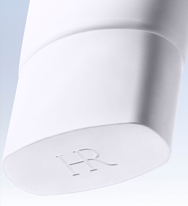 Gros plan sur l emballage du nettoyant Pure Ritual d Helena Rubinstein, orne du logo emblematique HR en relief.