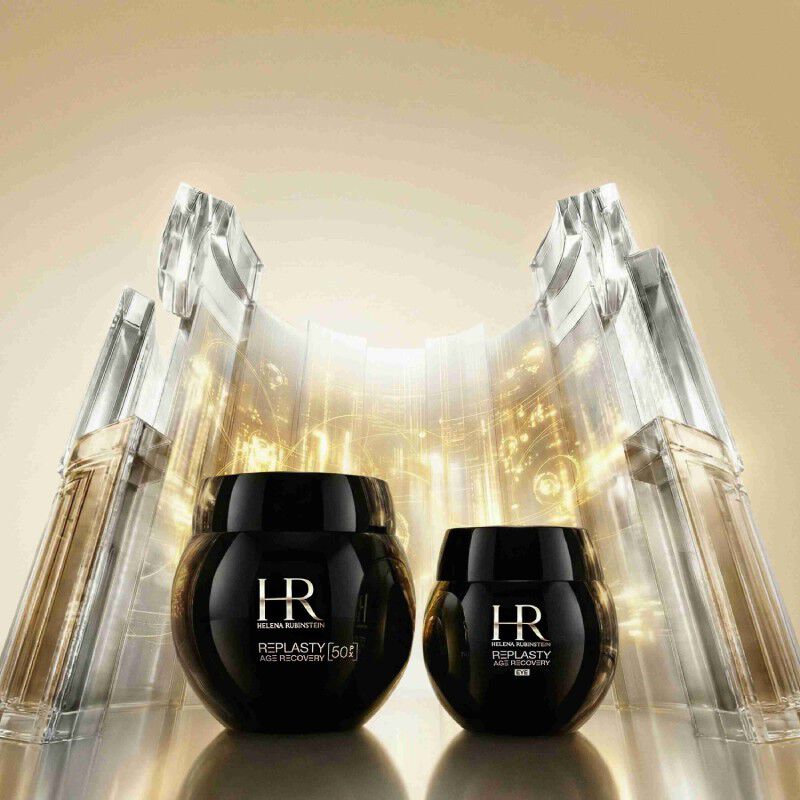 Pots de creme Helena Rubinstein Replasty sur fond de structures en verre lumineux.​