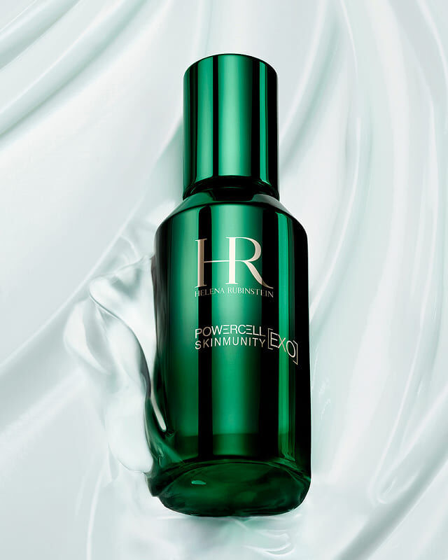 Powercell Skinmunity [EXO] Serumflasche mit seidiger Textur, die die sanfte Formel fur empfindliche Haut unterstreicht.