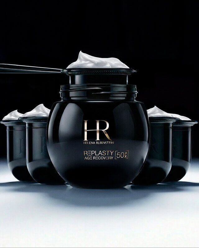 Nachfullbarer Helena Rubinstein Replasty Tiegel, der umweltfreundliche Materialeinsparungen hervorhebt.