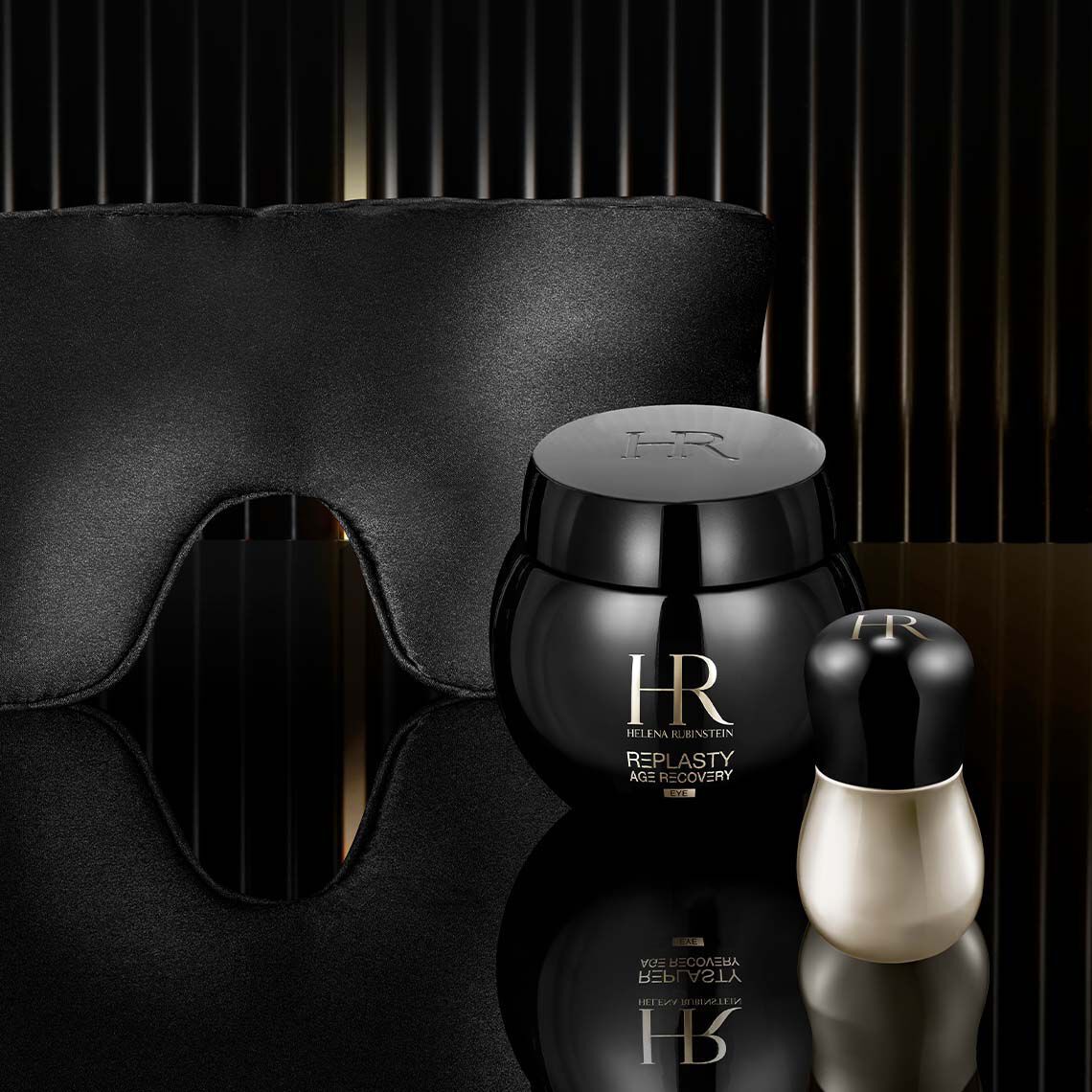 Pot de soin nuit yeux Helena Rubinstein Replasty Age Recovery presente avec un masque de nuit en soie de luxe et un applicateur de precision pour illustrer un rituel de reparation nocturne haut de gamme.