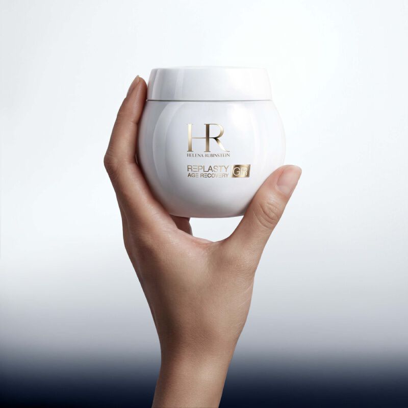 Main tenant un pot Helena Rubinstein RePLASTY Age Recovery.​