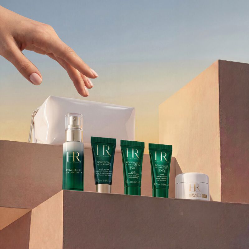 Helena Rubinstein Set und weiße Tasche unter Blauregen.​